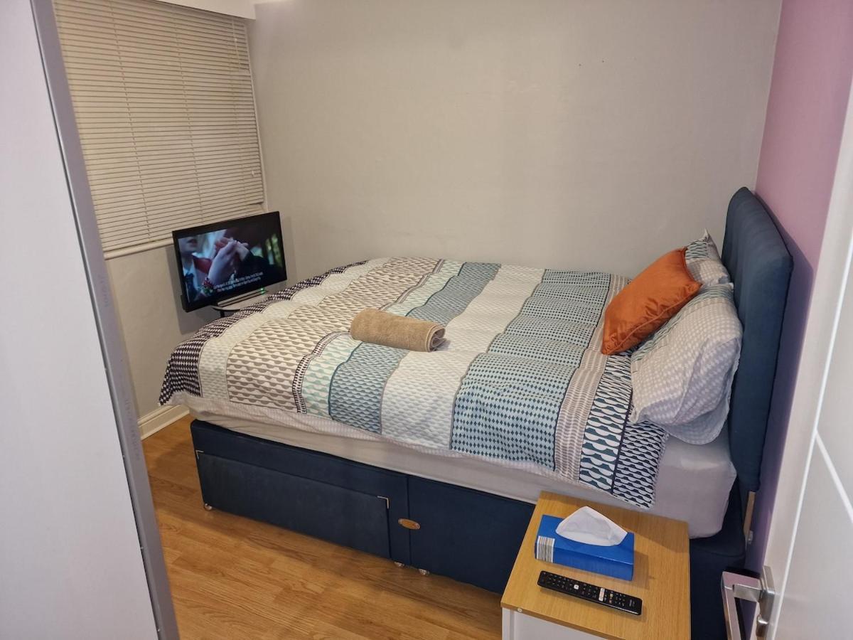 Nightrest Homes Hemel Hempstead Smart Tv In Each Room - Parking Extérieur photo